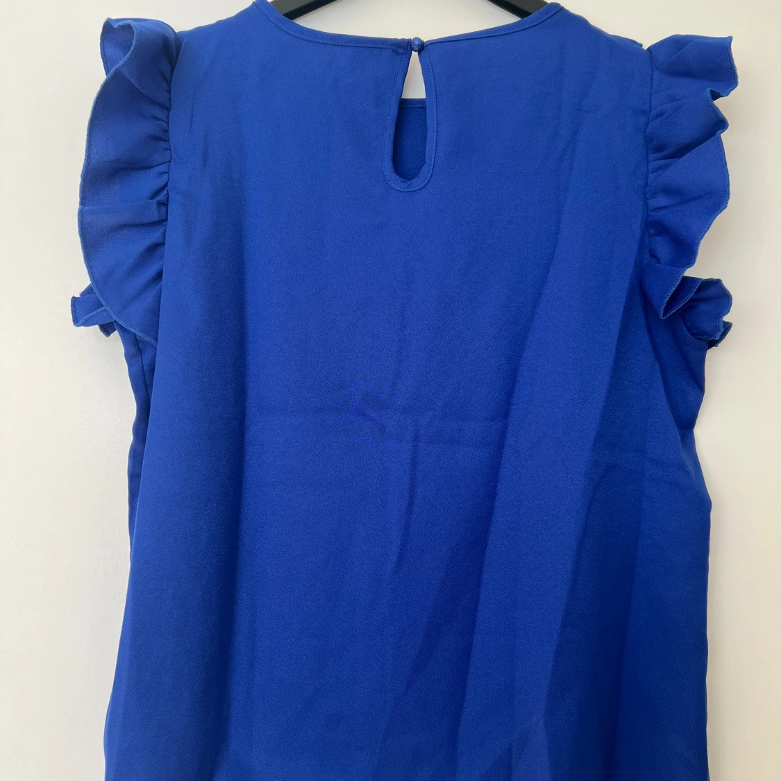 blå topp med volang - 90