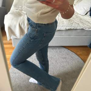 Super fina bootcut zara jeans, nästan aldrig använda och bra kvalite! Skriv privat för fler bilder ☺️