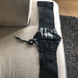 korsett bälte  - ett väldigt stretchigt korsett liknande midjebälte som drar åt midjan lite och får alla outfits att se lite mer uppklädda ut, skulle rekommendera mellan storlekar XS-L men inte större än så 💗