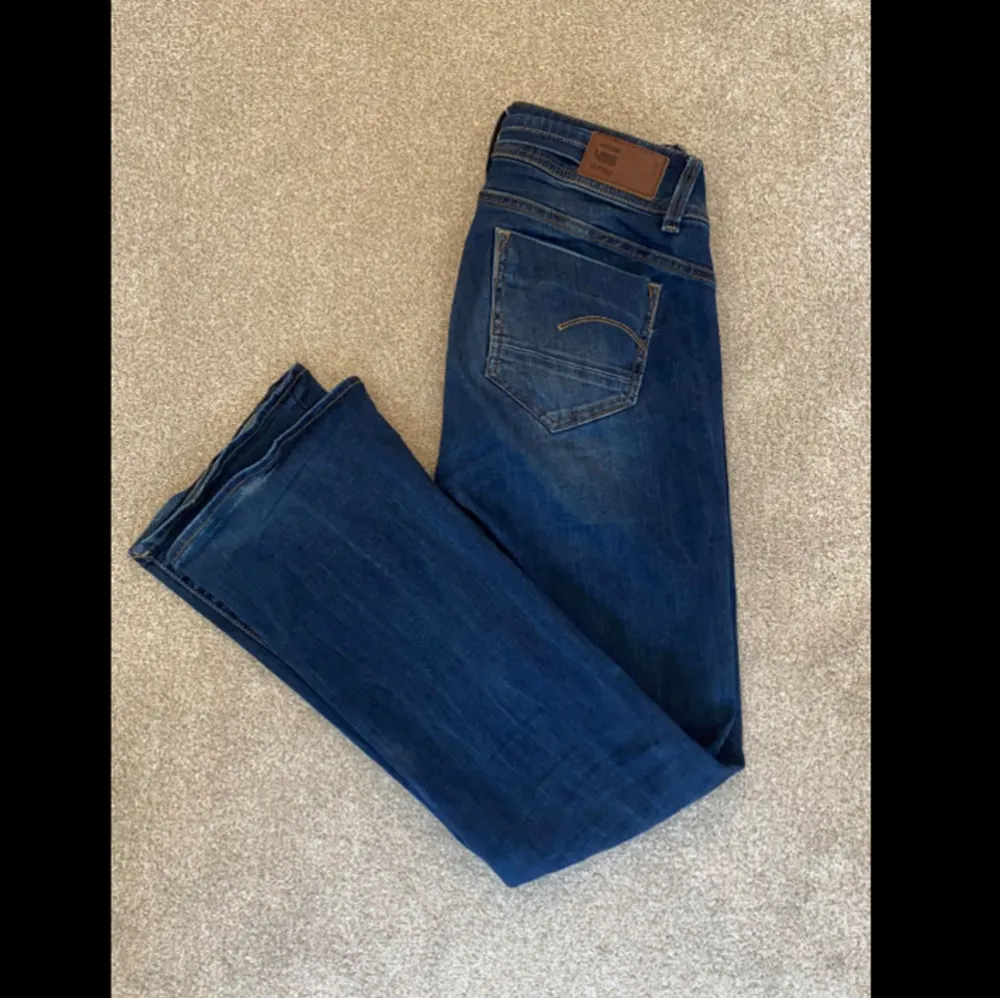 Säljer mina supersnygga mörkblåa g-star jeans som inte kommer till användning längre dom är i mycket bra skick storlek 27x30 Skriv gärna innan du köper💕 (Ord pris 1465). Jeans & Byxor.