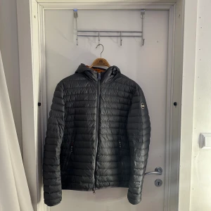 Colmar jacka  - En tunn colmar jacka till våren och hösten. Skick 7/10 inga skador men ganska smutsig på insidan (bild 3) Ny pris 3500kr 💗💗