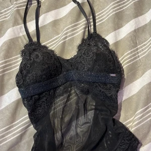 Body - Spets body med glitter detaljer💕