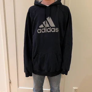Adidas hoodie - En bekväm blå Adidas hoodie. Kvaliten är bra. Storleken är stor, XLT, och är större än en normal XL.