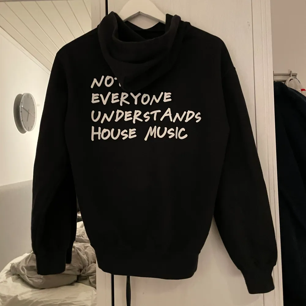 Tja säljer nu denna tvärfeta hoodie från roscali med trycket ”Not Everyone Understands House Music” på ryggen🔥 Väldigt eftertraktad och svår att få tag på. Perfekt till våren✅✅ Vid minsta fundering är det bara att skicka iväg ett pm ✅ //Mvh Simon. Hoodies.