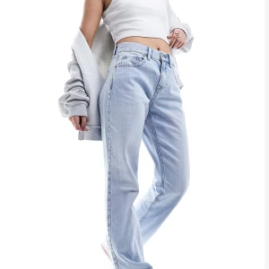 Stradivarius jeans - Helt nya jeans från Stradivarius i storlek 38. Säljer då de var lite för små för mig. 