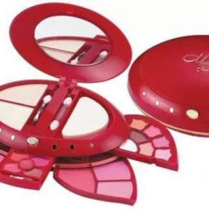 All in One Smink  - Stora paket  Helt ny  Paket mått ca 20.00*14.00*6.50 cm