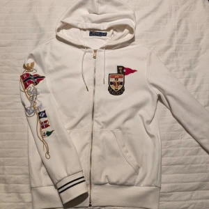 Polo Ralph Lauren tröja  - En dyrare limited edition tröja från Ralph Lauren. Väldigt fräsch och bra buren 9/10 i skick  Ny pris 2499kr  Storlek S