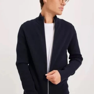 Full zip tröja - Stickad Zip tröja från Only and sons i storlek S💯Nypris 699kr Mitt pris 299kr Skick 7/10 inga defekter osv✨  Hör av dig vid minsta fråga eller fundering🤗