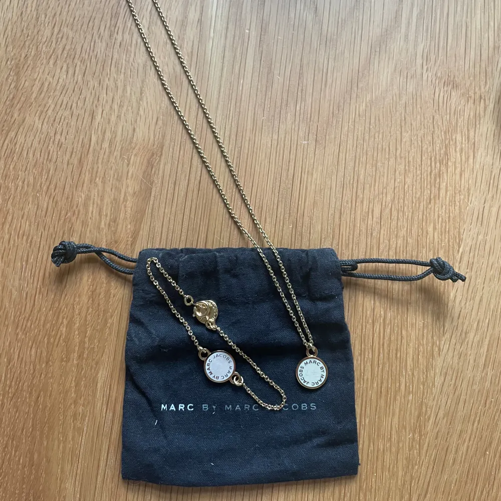 Tillhörande halsband och armband från Marc by Marc Jacobs. Kommer med dustbagen som visas på bilderna.. Accessoarer.
