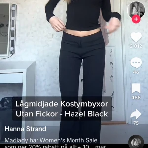 Lågmidjade kostymbyxor  - Köpta på Madlady endast använda en gång💕Perfekt skick i storlek 34 Tall. Lånade bilder så skriv för egna!💗💗Nypris 649kr