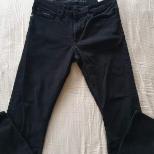 Calvin Klein jeans svarta storlek 31/30 bra använt skick. Ser ljusare ut på bilderna än vad dem är i verkligheten. 