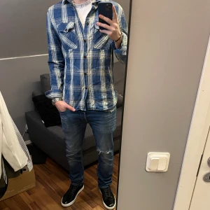 Acne Studios Flanellskjorta  - Flanellskjorta från Acne Studios. Skjortan är i bra skick, inga defekter. Skriv om funderingar eller fler bilder!