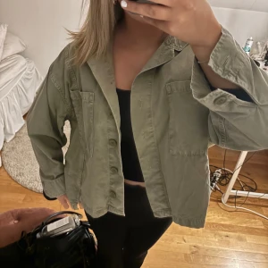 Jacka - Snygg jacka som passar nu till våren och sommaren, ganska liten i storleken så skulle säga att det är som en S/M