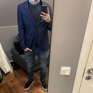 Oscar Jacobsson Kavaj - Kavaj från Oscar Jacobsson. Kavajen är i riktigt bra skick, inga defekter. Skriv om funderingar eller fler bilder!