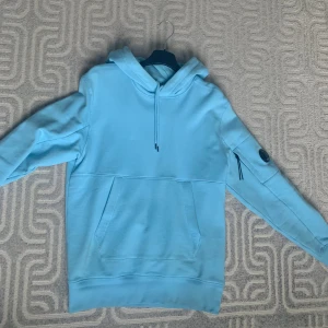 CP Company Hoodie Huvtröja - CP Company Hoodie/Huvtröja i storlek S. Köptes för runt ett år sedan. Inte använts mycket. Slutsåld överallt. Skick 9/10