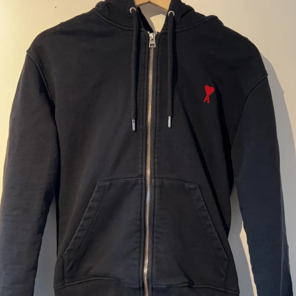 Ami Paris hoodie svart storlek S. Plagget är i gott skick. Pris: 699kr. Vid frågor, kom PM!. Hoodies.