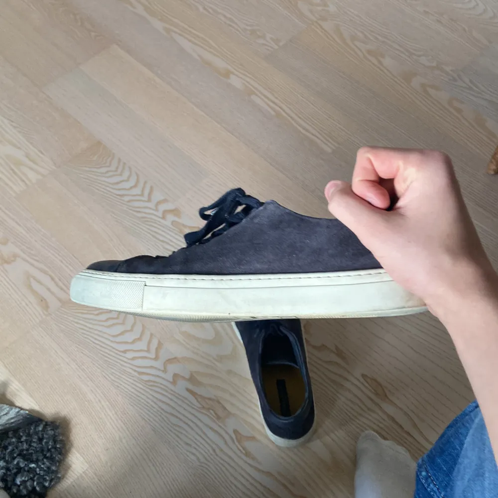 Snygga skor till sommaren skick 8/10 lite smutsiga men går att tvätta bort om det önskas. Snygga till sommaren. Har ej använts så mycket. KÖPTA FÖR 1299. Kengät.