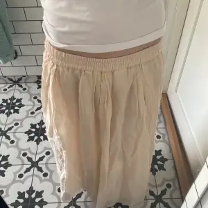 Säljer denna snygga lång kjol då den inte kommer till användning. ❤️