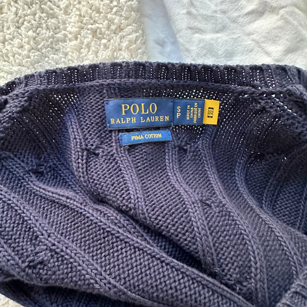 Polo tröja i mörk blå med en V-neck. aldrig använd och i perfekt skick . Tröjor & Koftor.