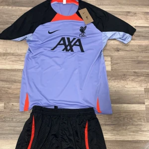 Lila Liverpool DriFit Strike tröja - Liverpool T-shirt från året 22/23 , Bra skick  ( påsen och shortsen följer med )   