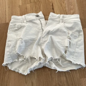 Vita shorts  - Använda en gång, superfina på och lite stretchiga också:)