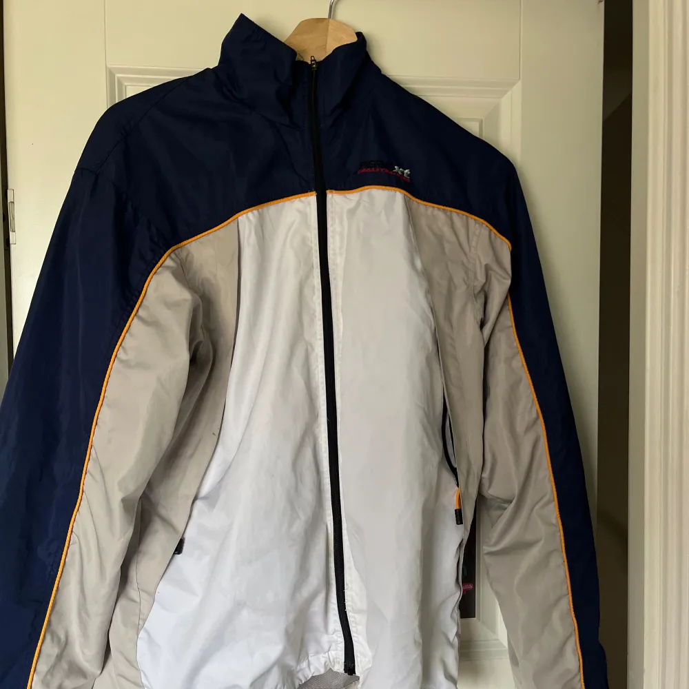 Peak Performance windbreaker stlk S vissa fläckar finns . Jackor.