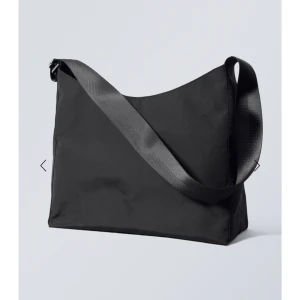 Weekday Väska - Säljer denna snygga väska från weekday! Står inte för postens slarv och köparen står för frakt 🙌🏽