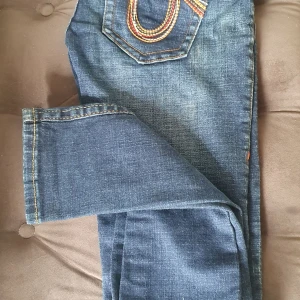 True Religion ...snygga - Riktigt snygga true religion jeans i snygg blå jeans färg med fickor och knappar..mycket bra skick!
