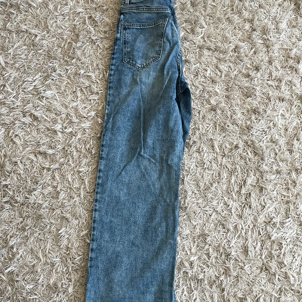 Dessa par straight leg jeans är i bra skick utan några fläckar, hål etc.. Jeans & Byxor.