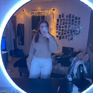 Stickad tröja  - Stickad cropad tröja 