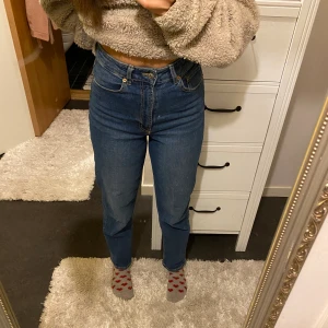 Mom jeans blåa - Fina blå mum jeans från H&M i strl 38, men passar mig bra som vanligtvis har 36 också. Det beror på hur tajt man vill att dom ska sitta. Lite 90s vibe. Använda men fortfarande i fint skick.