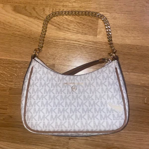 Michael Kors väska - Axelväska från Michael Kors, finns en brännskada på därav priset.