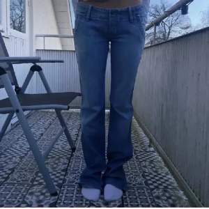Supersnygga lågmidjade jeans, köpta på Plick men var för små. De är omsydda i midjan (bild 3) men inget som syns när dom sitter på❤️ Innerbenslängd 86cm, midja 44cm