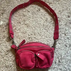 En liten rosa gullig väska som passar perfekt till sommaren. Har haft den i ungefär 3 år men har knappast använt den. Den är köpt från Gina Tricot och original priset är 300.