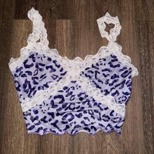 Ett lila leopard linne från Shein, använd ett fåtal gånger då de inte passade in på min stil. Passar XS/S. Priset kan diskuteras ☺️💕