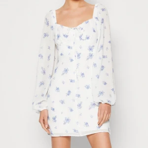 Blommig klänning - Jättefin blommig klänning från Gina Tricot. Fint skick, använd endast 1 gång på en midsommar. Nypris: 459kr