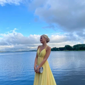 Balklänning - Säljer nu min balklänning 💛  Hör av dig för mer information 🥰  