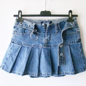 Y2K Kjol💙 - Säljer denna kjol då den är tyvärr lite för liten. Skulle säga att den passar en 36 eller en mindre 38.   Kjolen har inbyggda shorts och har en jätte fin skärp detalj🤞🏻