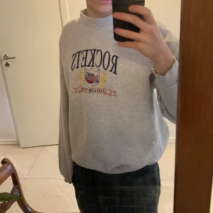 Grå crewneck - Boxy crewneck i storlek XL, passar som en boxy M. Vintage/oversized fit 