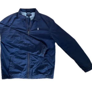 Ralph Lauren jacka - Jacka från Ralph Lauren. Nypris ligger på ca 1400. Storleken är L/14-16 men sitter som Xs. Jackan är i riktigt bra skick, inga defekter. Skriv om funderingar eller fler bilder!