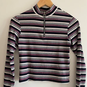 Randig tröja🌟 - Söt randig långärmad tröja från tally weijl. Köpare står för frakten✨