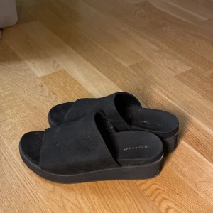 Svarta plattform sandaler - Skor använda ca 3 gånger, strl 38, fint skick men inte NYskick. Sköna och snygga och passar till vad som helst! Lite för små för mig därför säljer jag :(
