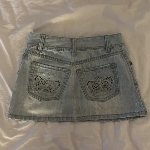 Lågmidjad jeanskjol  - Skitsnygga ljusblåa lågmidjad, kort jeanskjol med kronor på bakfickorna😍De var försmå för mig därav säljer jag dem. 