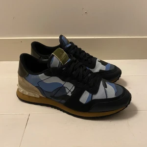 Valentino rockrunners  - Säljer mina rockrunners! Väldig rubin färg som matchar med allt men ändå sticker ut lite med färgen, dem passar även perfekt till den nya trendiga stilen ”soft” grisch. Hör av dig om du har mer frågor, vill ha mer bilder, eller önskemål om pris😁