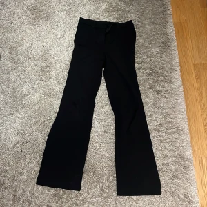 Kostymbyxor  - Jag säljer dessa kostymbyxor i storlek XS/ 30 eftersom att det är försmå.