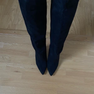 Knähöga stövlar - Knähöga svarta, matta stövlar! Använda en gång! 