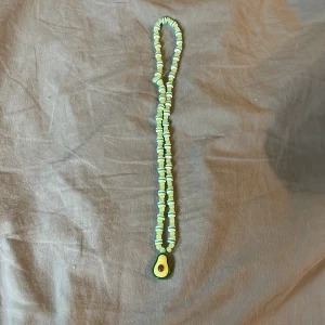 Halsband - Säljer för 10kr , gjort själv. Kontakta om du vill ha.