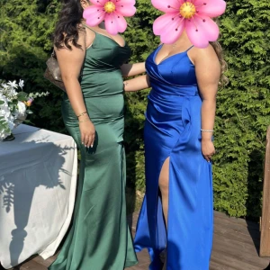 Fest klänning maxi  - Hej! Jag säljer min blåa klänning. Endast använt den en gång och är i nytt kick. Har inte stor användning till den längre darför vill jag sälja den. Storleken på den är 40/42. Ordinarie pris på den är 3000kr säljer för 1500. 