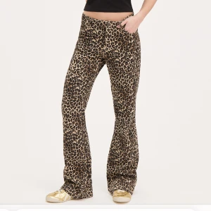 Leopardjeans Monki - Säljer ett par helt nya leopardjeans i bootcut-modell från Monki. Endast testade, aldrig använda😀. Helt slutsålda på hemsidan. Strl 38 men passar också mig som har 36 i vanliga fall!