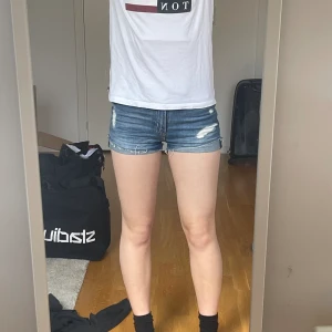 Jeansshorts  - Säljer mina assnygga jeansshorts från H&M då de ej kommer till användning längre. Storlek 34 men passar även mig som är 38. Inga defekter utöver de hål som ska vara där. Skriv gärna vid frågor eller funderingar :))